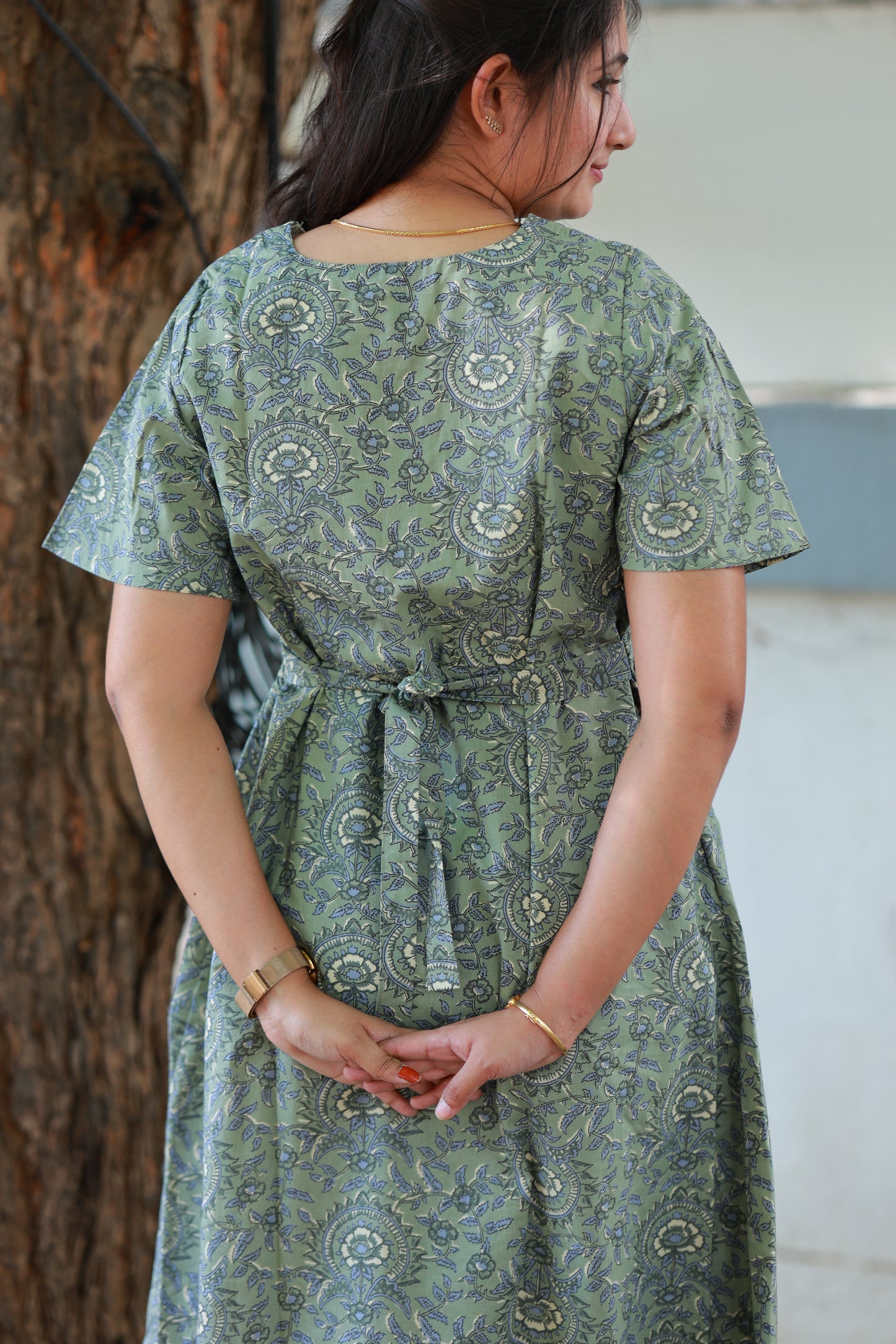 Neemai printed gray dress with adjustable waist tie, bump friendly flattering fit and graceful fall, summer friendly easy beezy dress.