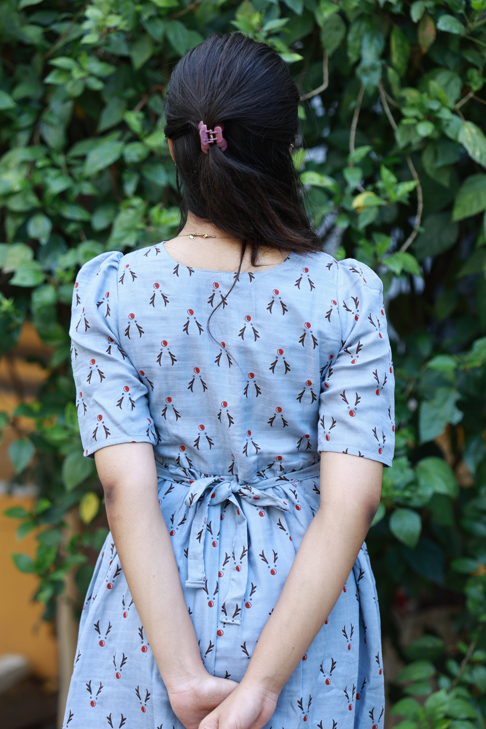 Back view of neemai cotton maternity dress with adjustable waist tie, bump friendly pregnancy gown 